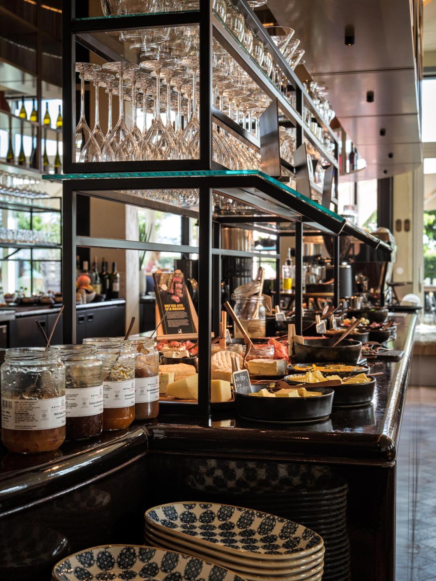 the breeze Aparthotel Heringsdorf  Buitenkant foto A cheese counter at a restaurant