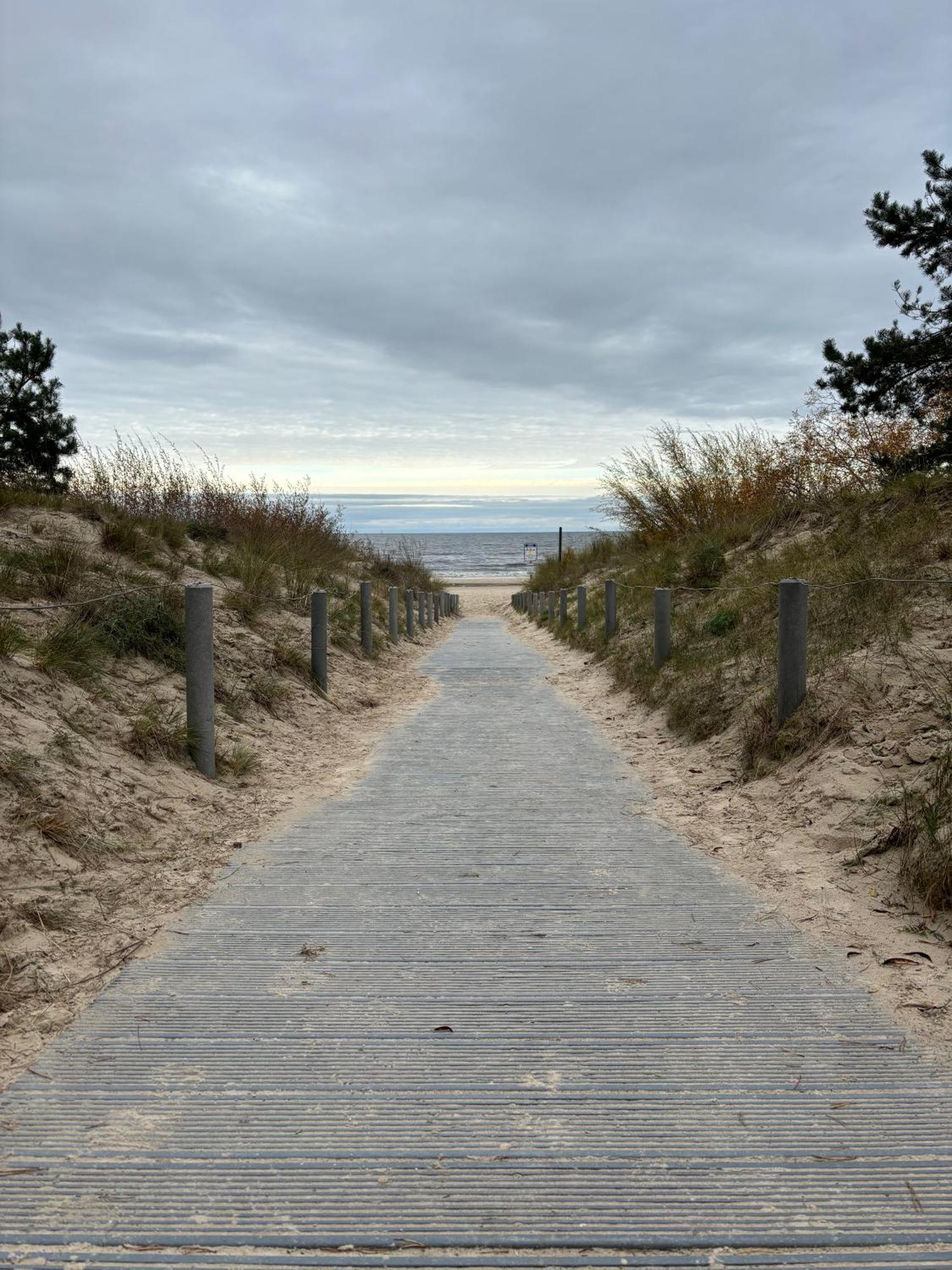 the breeze Aparthotel Heringsdorf  Buitenkant foto The boardwalk at the beach